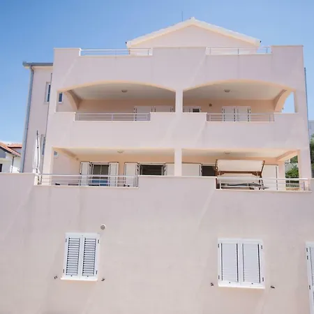 Anastasia * Τρογκίρ